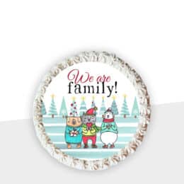 kindliches Motiv zu Weihnachten als Tortenaufleger We are family. 3 Tiere sind winterlich angezogen, im Hintergrund sind Tannenbäume zu sehen.